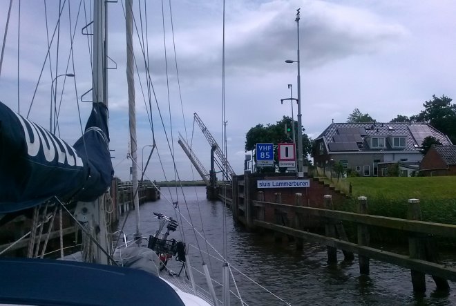 Het Reitdiep. De Lammerburen Schutsluis en brug.