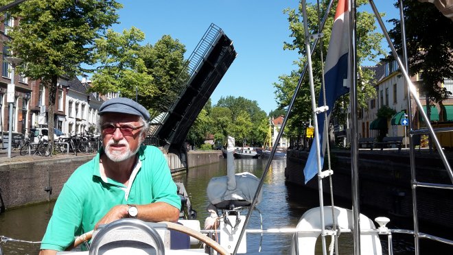 Groningen. Na de Vissersbrug varen we door een smalle gracht in het centrum van de stad.
