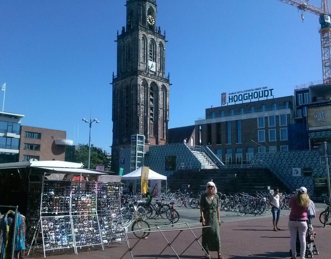 De Martinitoren in Groningen. Rechts daarvan het pand Mutua Fides van het studentencorps.