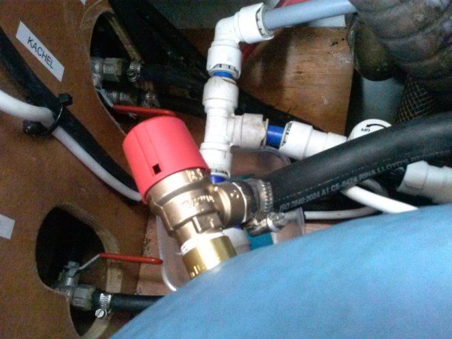 Het nieuwe overdrukventiel van de boiler.