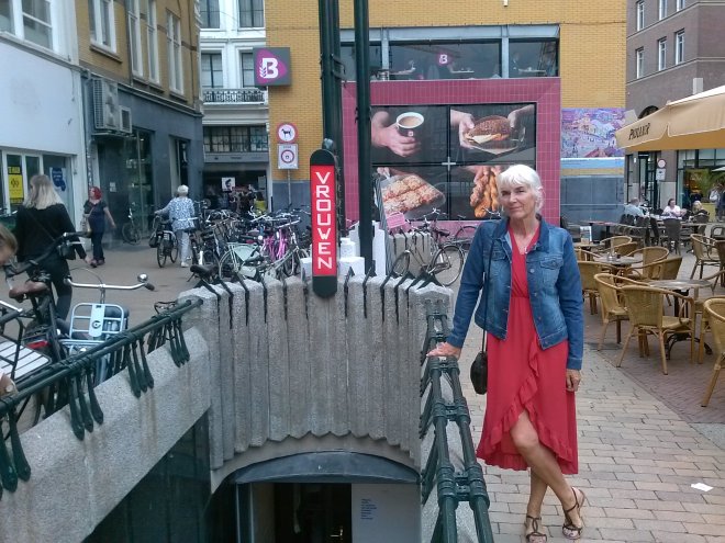 Groningen. Art Nouveau openbaar damestoilet op de Grote Markt.