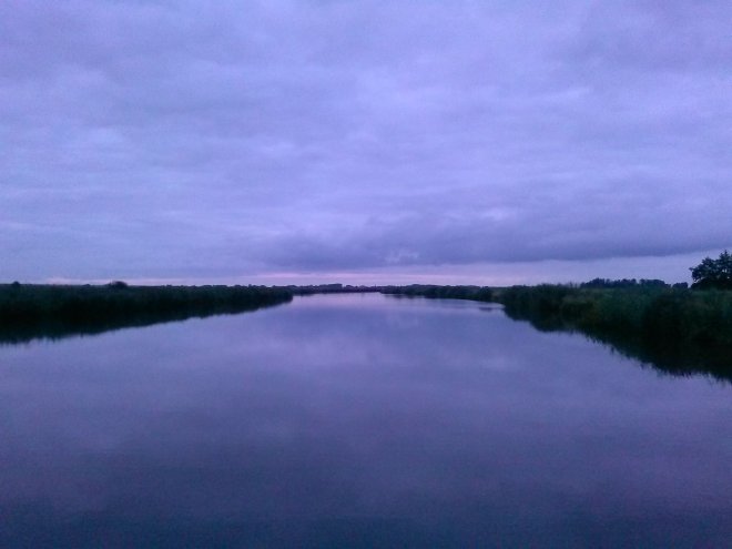 Rust en schemering over de Westerwoldse Aa. Foto vanaf het achterschip in noordelijke richting
