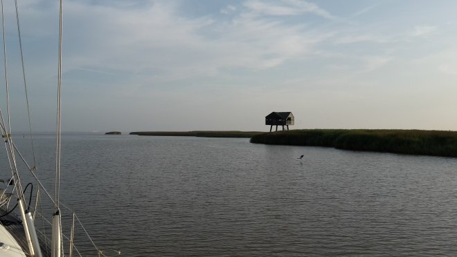 Uitvaart van Nieuwe Statenzijl, de Dollard ligt voor ons. Rechts de kiekkaaste, links het eerste groene boeitje.