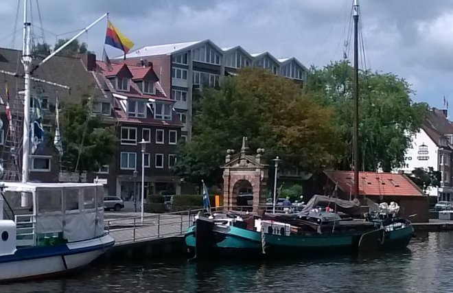 Emden. De eenzame havenpoort uit 1635 schuin tegenover onze ligplaats.