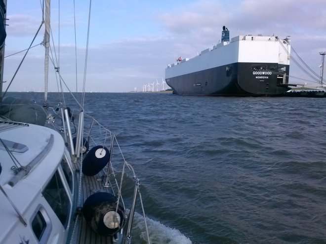 Wind tegen tijstroom op de Ems rivier. We passeren een zeeschip voor de Volkswagenfabriek, dat een eindeloze stroom nieuwe auto