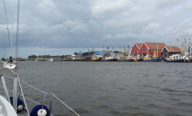 Bij harde zuidwestenwind naderen we Zoutkamp. De vissersvloot ligt binnen.