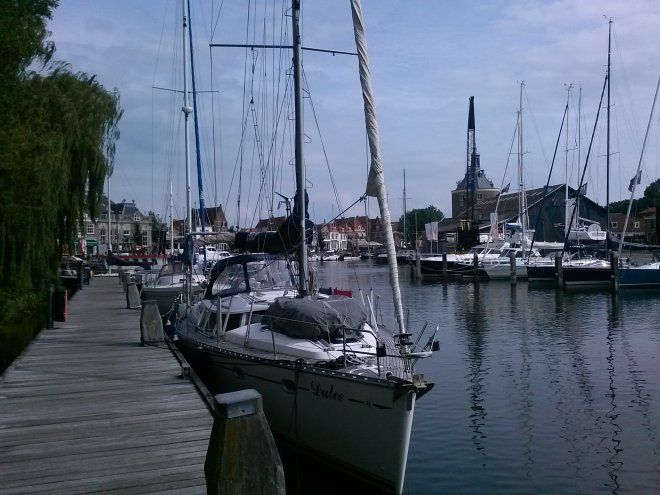 Dulce afgemeerd in de Oude Binnenhaven van Enkhuizen. Rechts op de achtergrond de Drommedaris.