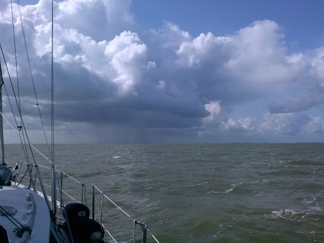 Op weg naar Amsterdam. Op het Markermeer trekken buien nét voor ons langs.