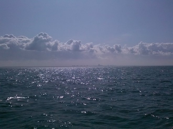 Wolken boven land, zoals zo vaak. We passeren Zandvoort.