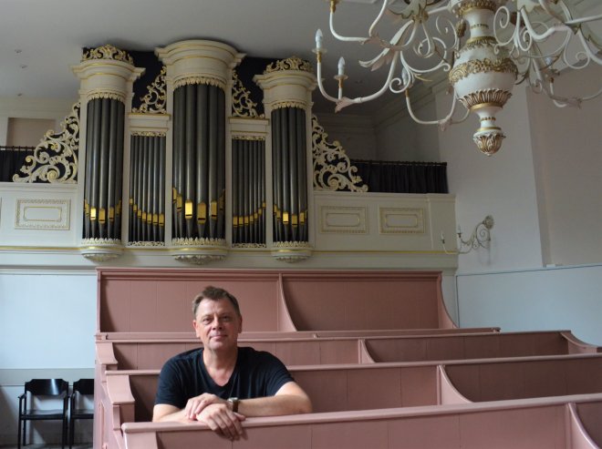 Het Kam-orgel in het schuilkerkje aan de Langendijk, met organisator en organist Nico Blom (foto: RondDeLinge)