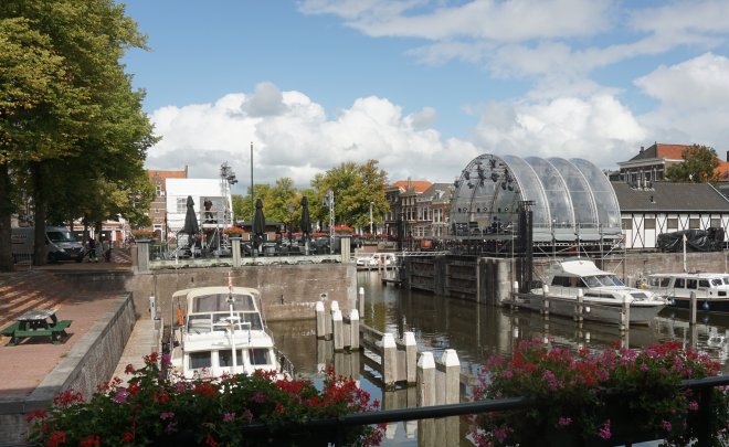 De opbouw van het podium voor het Lingehavenconcert, gezien vanuit ons raam.