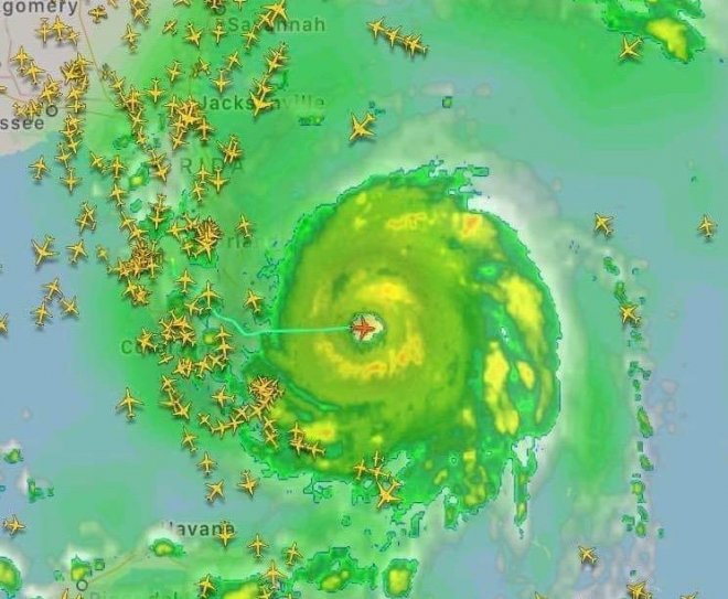 Een vliegtuig van NOAA AOML vliegt naar het oog van orkaan Dorian. Alle andere vliegtuigen gaan eromheen (bron: NOAA AOML)
