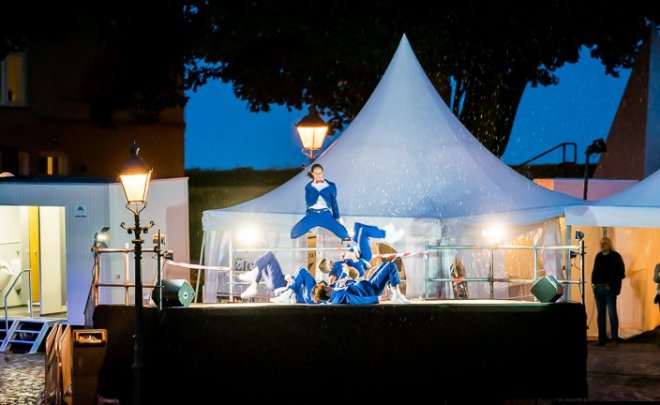 Op het kleine podium tegenover ons voeren jonge gastjes acrobatische dansen op (foto: Etiënne Hessels, Ronddelinge)