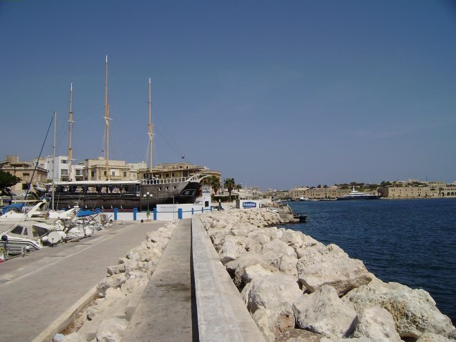 De Black Pearl (l), een gezellig bar/restaurant, op de wal bij de ingang van Msida Marina