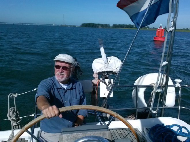 De schipper in zijn sas op het Hollands Diep.