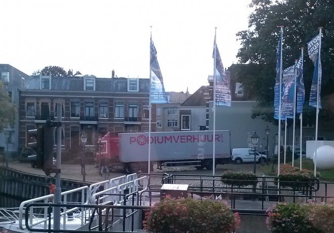 Een vrachtwagen brengt het podium voor optredens op het pleintje van de Kriekenmarkt tijdens de Botenbeurs.