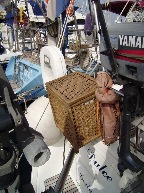 Het nieuwe schoenenmandje aan de hekstoel