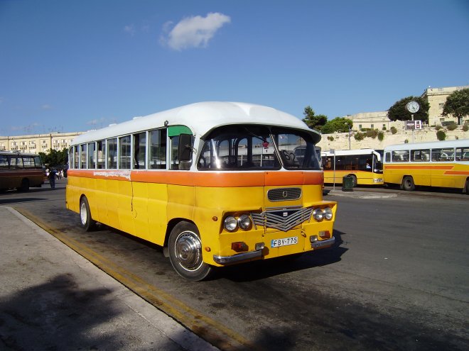 Valletta Bus Terminal bij de Triton Fontein. Eén van de vele oude stadsbussen van Malta