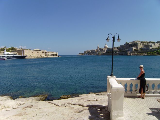 Msida Point met de invaart van Marsamxett Harbour. Links Lazaretto Creek en Manoel Island, rechts Valetta met Fort St Elmo op de punt