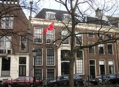 Het Maltezerhuis, Nieuwegracht 14, Utrecht met de ordevlag aan de gevel
