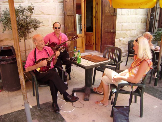 The ultimate Malta Experience. Twee musici spelen Tulpen uit Amsterdam voor Ans