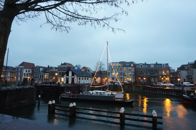 Onze Dulce met kerstverlichting in de Lingehaven.