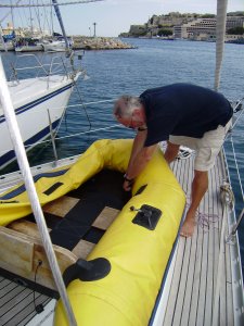 We ruimen de dinghy op het voordek op