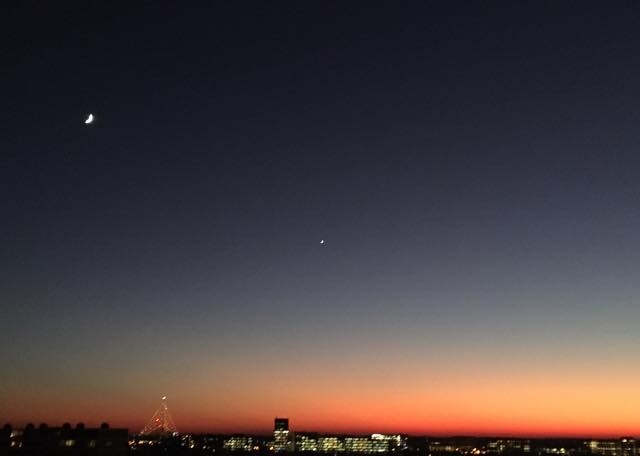 Maanschijfje, de planeet Venus en de mega-kerstboom bij Lopik, van de week gefotografeerd vanuit Utrecht (foto: Pieter Schell)