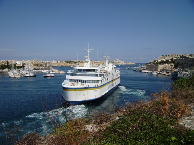 Marsamxett Harbour vanaf het bastion boven Hay Wharf. De ferry naar Gozo vaart juist uit. Aan de steiger links ligt Dulce