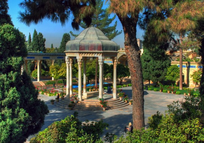 De graftombe van de perzische dichter Hafez in de stad Shiraz (foto: Wikipedia 2004)