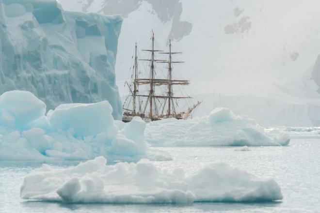 Bark Europa ankerde tussen ijsbergen bij Danco Island, twee mijlen vor het Antarctisch schiereiland (foto: Richard Simko, Bark Europa)
