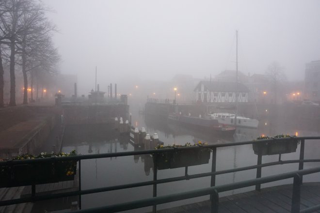 De Lingehaven vanmorgen in de mist.