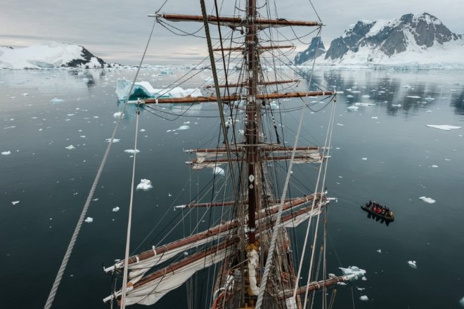 Bark Europa in kalm weer voor anker bij de Berthelot eilanden. Rechts de dinghy waarmee ze aan land gaan (foto: Bark Europa)