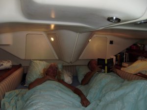 Het regent en we blijven lekker lang in bed. Foto met de zelfontspanner