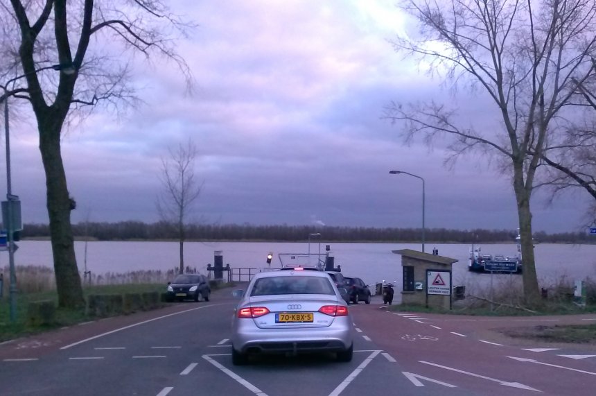 Op de terugweg uit Dordrecht nemen we het pontje van Kop van 