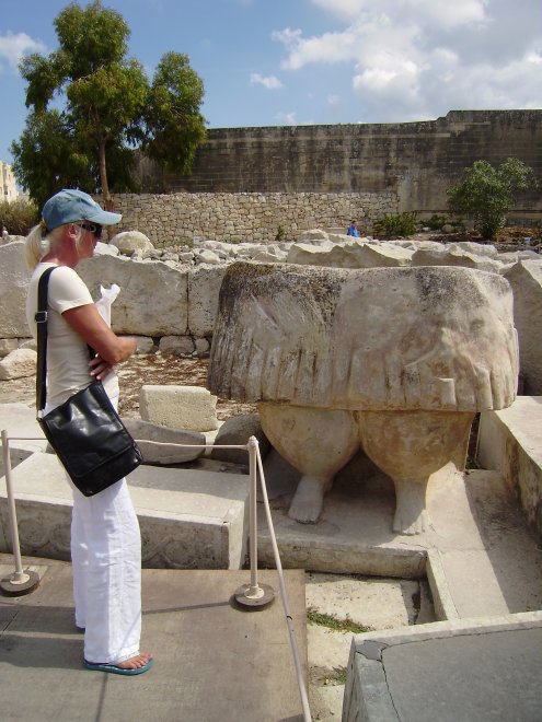 Tarxien tempels. Een small lady bij de onderhelft van een Fat Lady