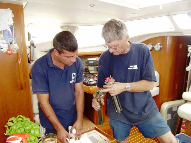 Johan (rechts) en zijn collega vergelijken de het oude en het nieuwe element