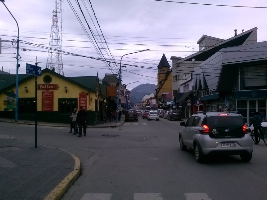 De Avenida San Martin, de hoofdstraat. Het gele pand links is een oud konistenhuis, nu Bar Ideal. Daar ontmoette ik eergisteren de crew van de bark.