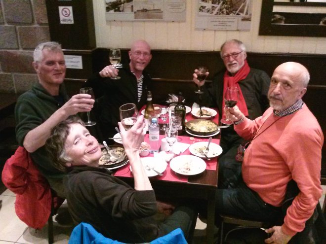 Vrolijke avond in Restaurant El Faro in Ushuaia. Vlnr. Peter, Cathy, Clemens, ik en Marcel.