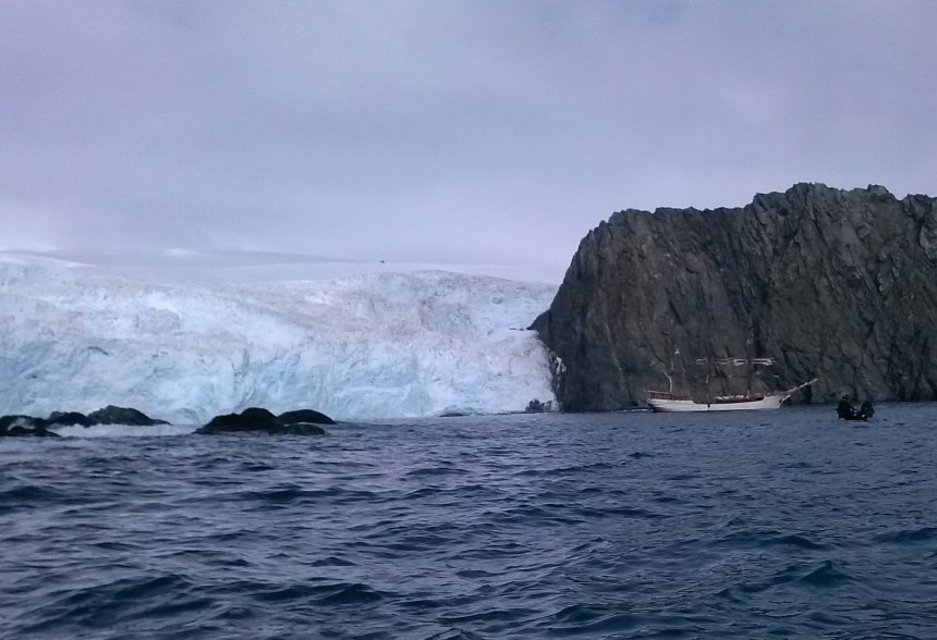 Bark Europa in Port Wild aan de noordkant van Elephanteiland. Rechts ervan vaart een van zodiacs.