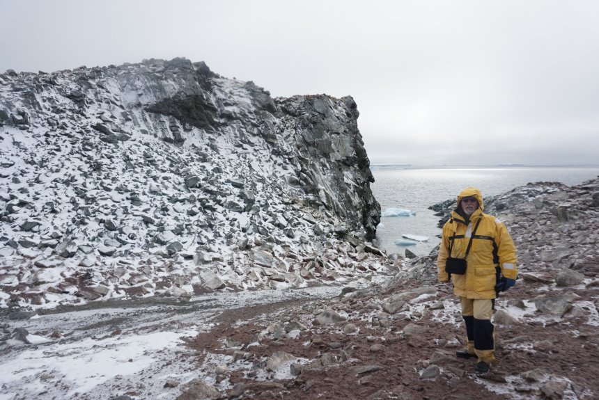 Midden in de bruinrode pinguïnpoep (guano) op Heroïna eiland. Achter me een nóg zuidelijker zee met open water.