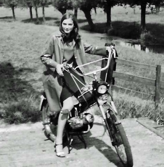 Anna op een Puch, 1968.