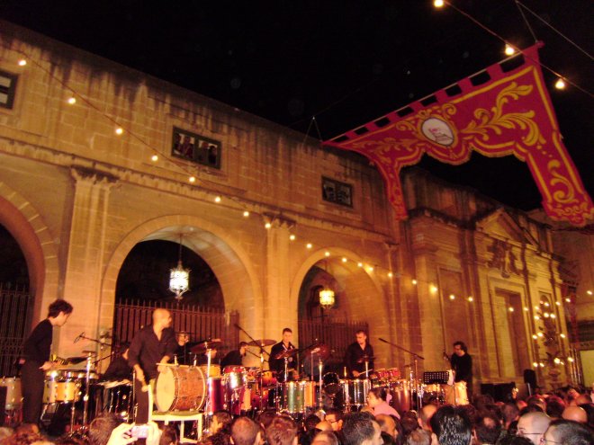 Naast de St Johns´ Cathedral in Merchant Street staat een spectaculaire slagwerkgroep