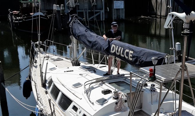 Een beetje doelloos aan boord kijken.
