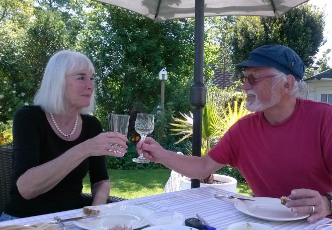 In de zonnige tuin bij Paul & Tine in Nieuwegein.