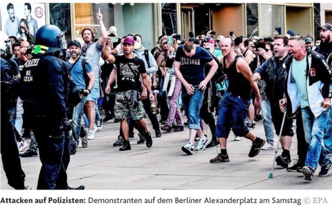 Demonstratie van eergisteren op de Berlijnse Alexanderplatz tegen de corna-maatregelen van de Duitse regering (foto: EPA)