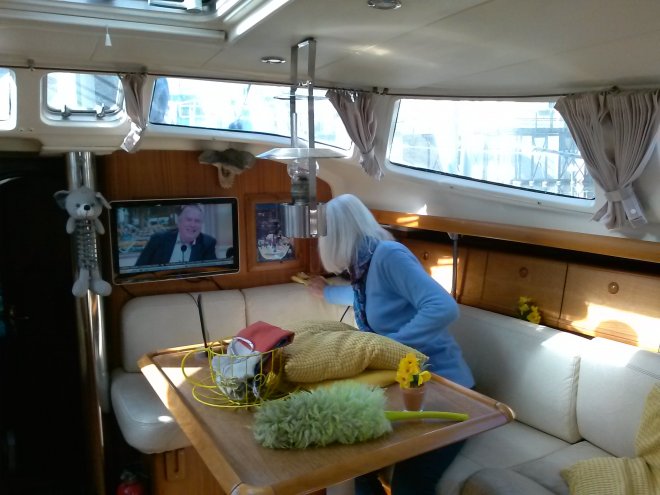 Anna aan de schoonmaak. Toen deed de televisie het nog.