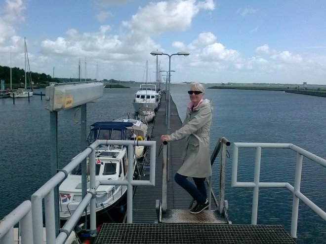 Het noordelijk remmingwerk van de Volkeraksluis. We liggen er helemaal aan het eind.