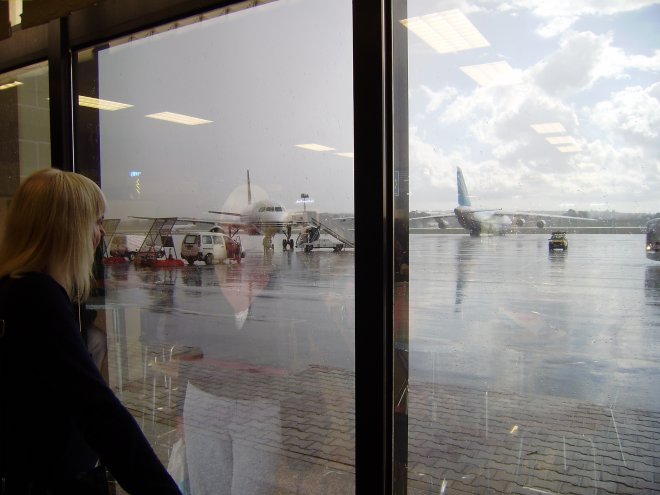 Hevige regen op Malta Inernational Airport. Merk op dat rechts op het platform, met die afhangende vleugels, een prachtige Antonov staat