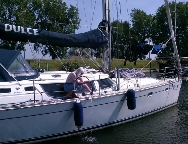 Marina Numansdorp. Legionella-preventie: eerst de waterslang goed doorspoelen. de was wappert aan de lijn.